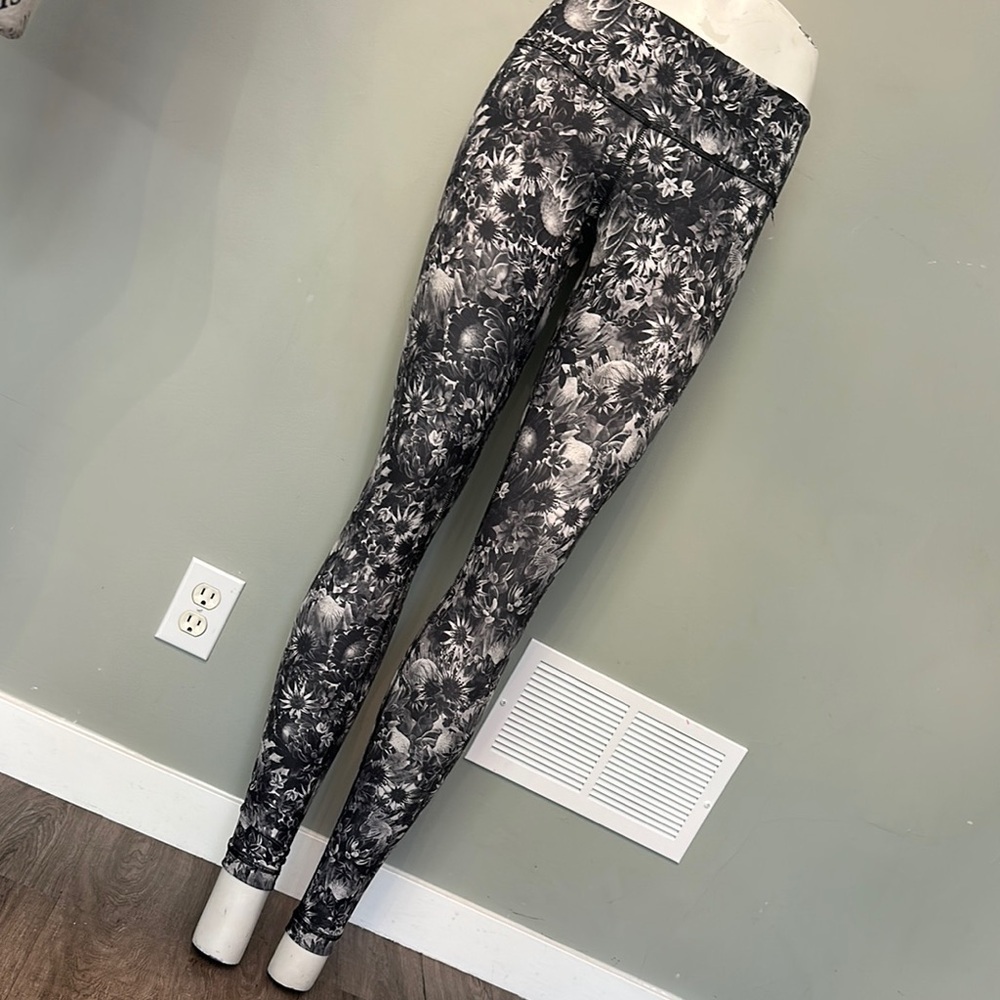 Lululemon Floral Black and Gray Women's Leggings size 6